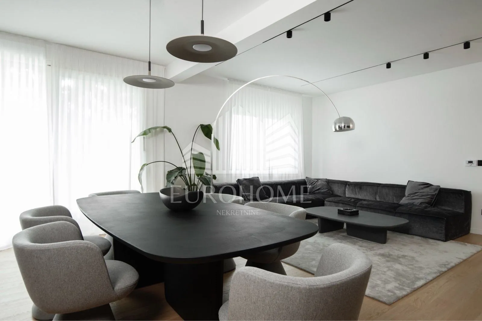 Dizajnerski uređen stan 151 m2 terasa balkon garaža sauna - cover