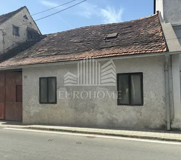 Kuća za renovaciju + dvorište u samom centru Samobora
