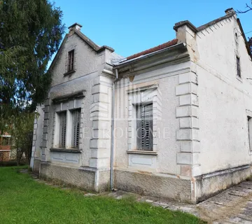 Vila za renoviranje– Investicijska prilika,uz sami centar Otočca! - cover