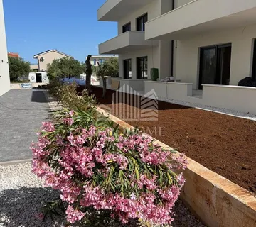 ZADAR, SUKOŠAN - Stan s vrtom u izgradnji u blizini mora, 90m2