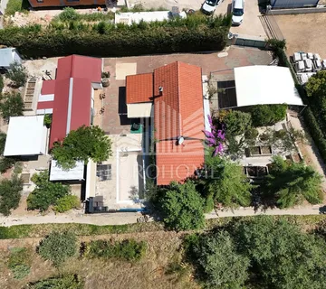 Zadar-Murvica Dvije Kuće S Bazenom Na1000m2 Zemljišta - Murvica, Poličnik