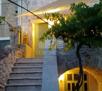 PRILIKA!!Veli iž, Novouređena kamena kuća u konzervatorski zaštićenim dvorima - cover