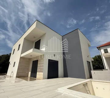 ZATON, PREKRASNA KUĆA S BAZENOM (115 m2) + PROSTRANA OKUĆNICA (250 m2) - cover