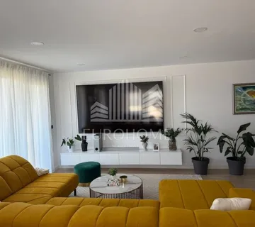 NOVOGRADNJA - MODERAN I NAMJEŠTEN ČETVEROSOBAN PENTHOUSE 120m2  - cover