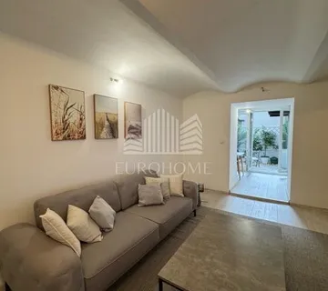 Amruševa, dvosoban stan s loggiom i vrtom, 62 m2 - Zagreb