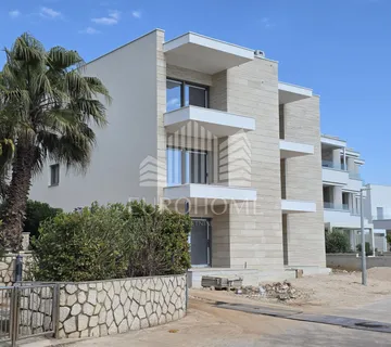 Mandre | 68,89 m² | Stan s privatnim vrtom | Prvi red do mora - Mandre, Kolan