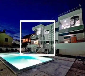 ZADAR, DIKLO, Dugoročan najam 3 kata, 250m2
