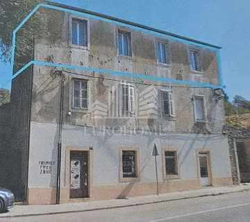 Benkovac,centar grada,trosoban stan za renvaciju,97m2,90.000€