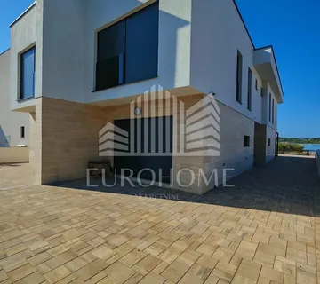 Luksuzna novogradnja 2025. – stan 94 m², prvi red do mora, Srima - cover