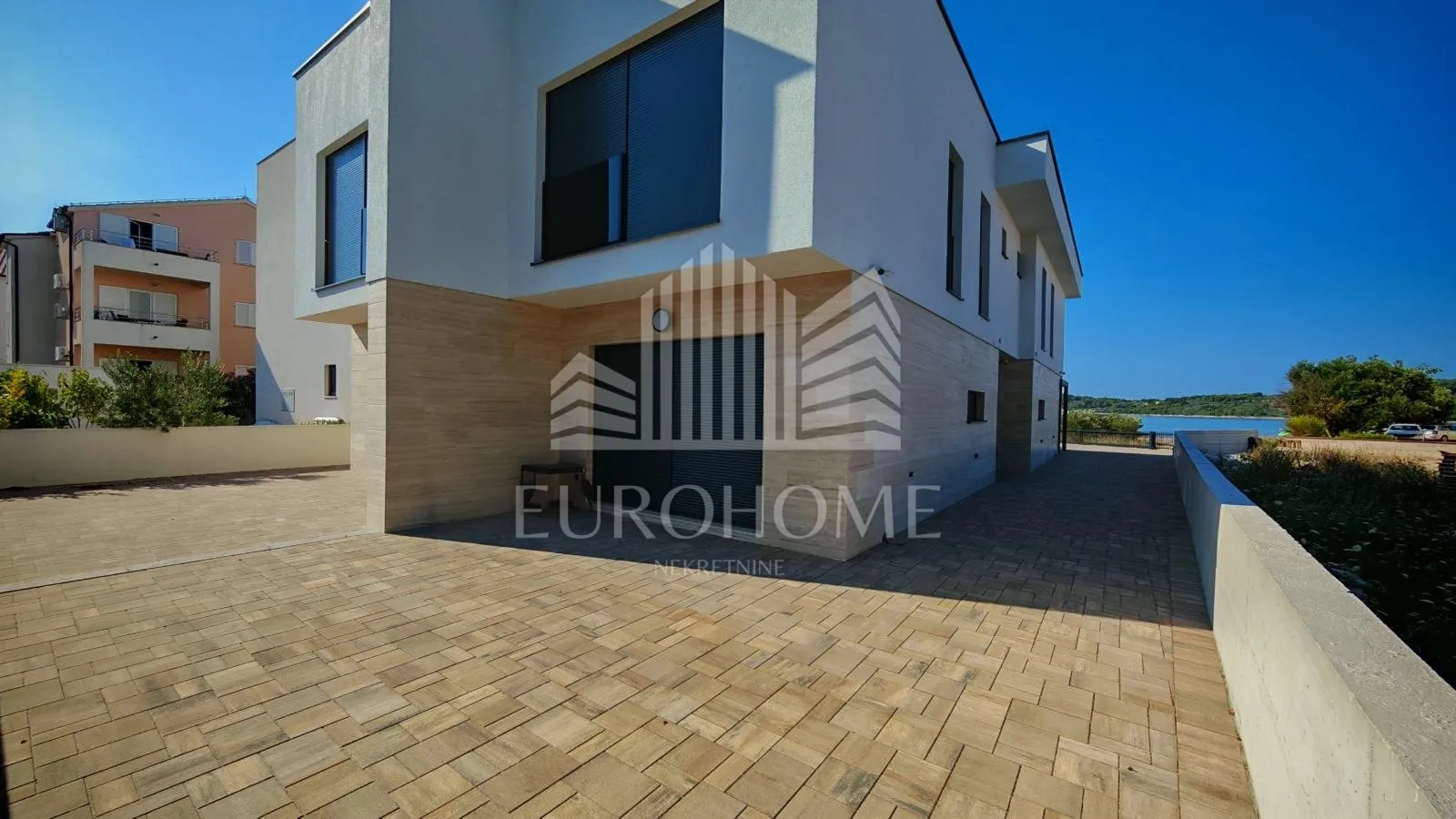 Luksuzna novogradnja 2025. – stan 94 m², prvi red do mora, Srima - cover