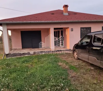 Prodaje se stambeno-poslovna kuća s građevinskim zemljištem – Križ - cover