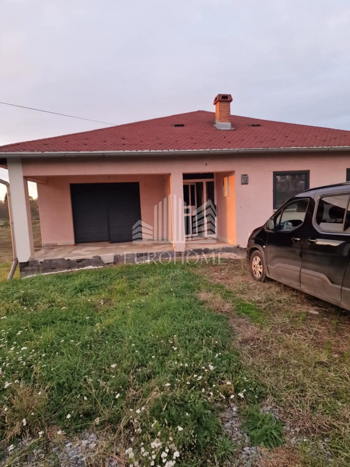 Prodaje se stambeno-poslovna kuća s građevinskim zemljištem – Križ - cover