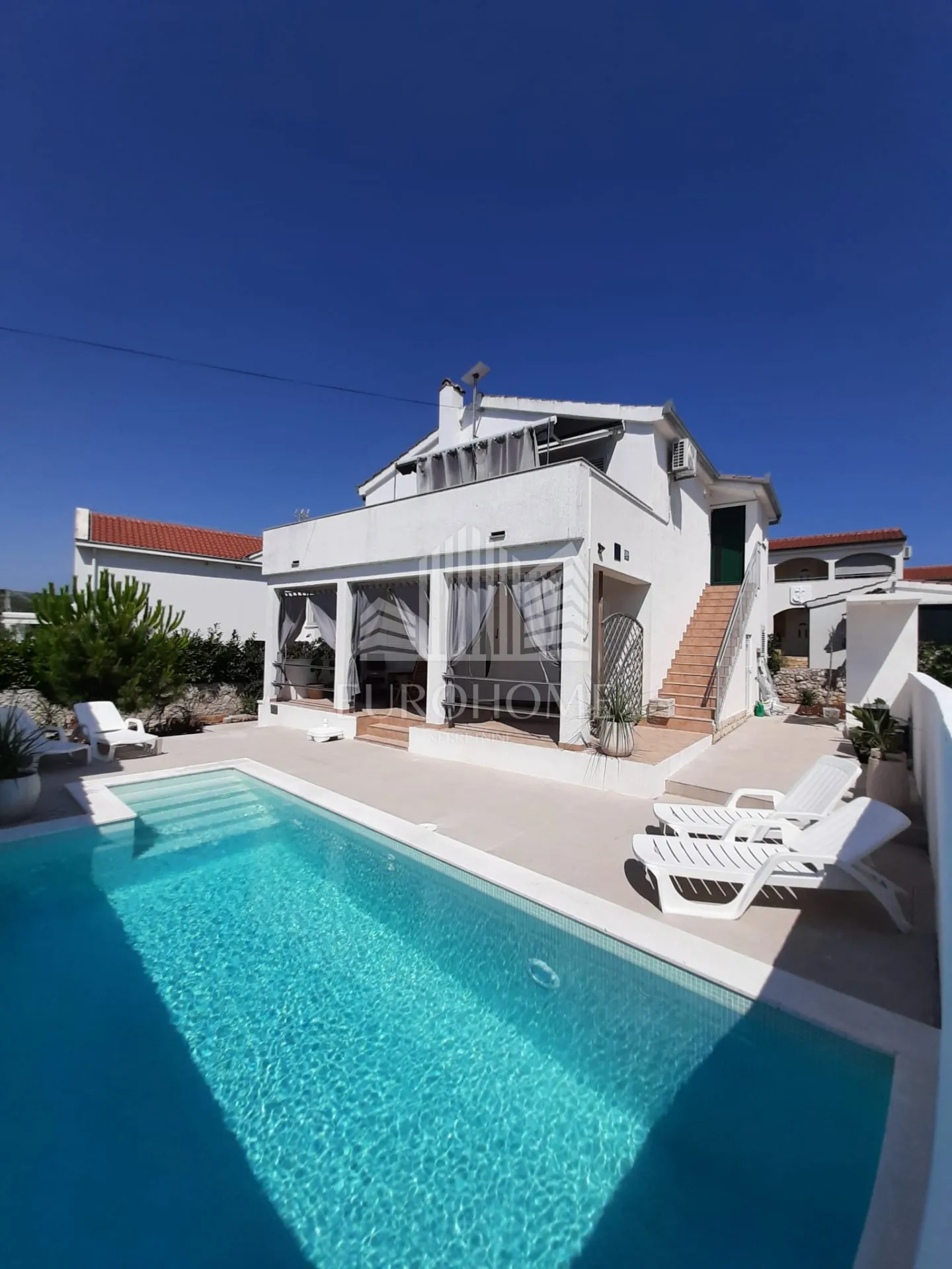 ROGOZNICA-KANICA KUĆA S BAZENOM 130 METARA OD MORA - cover