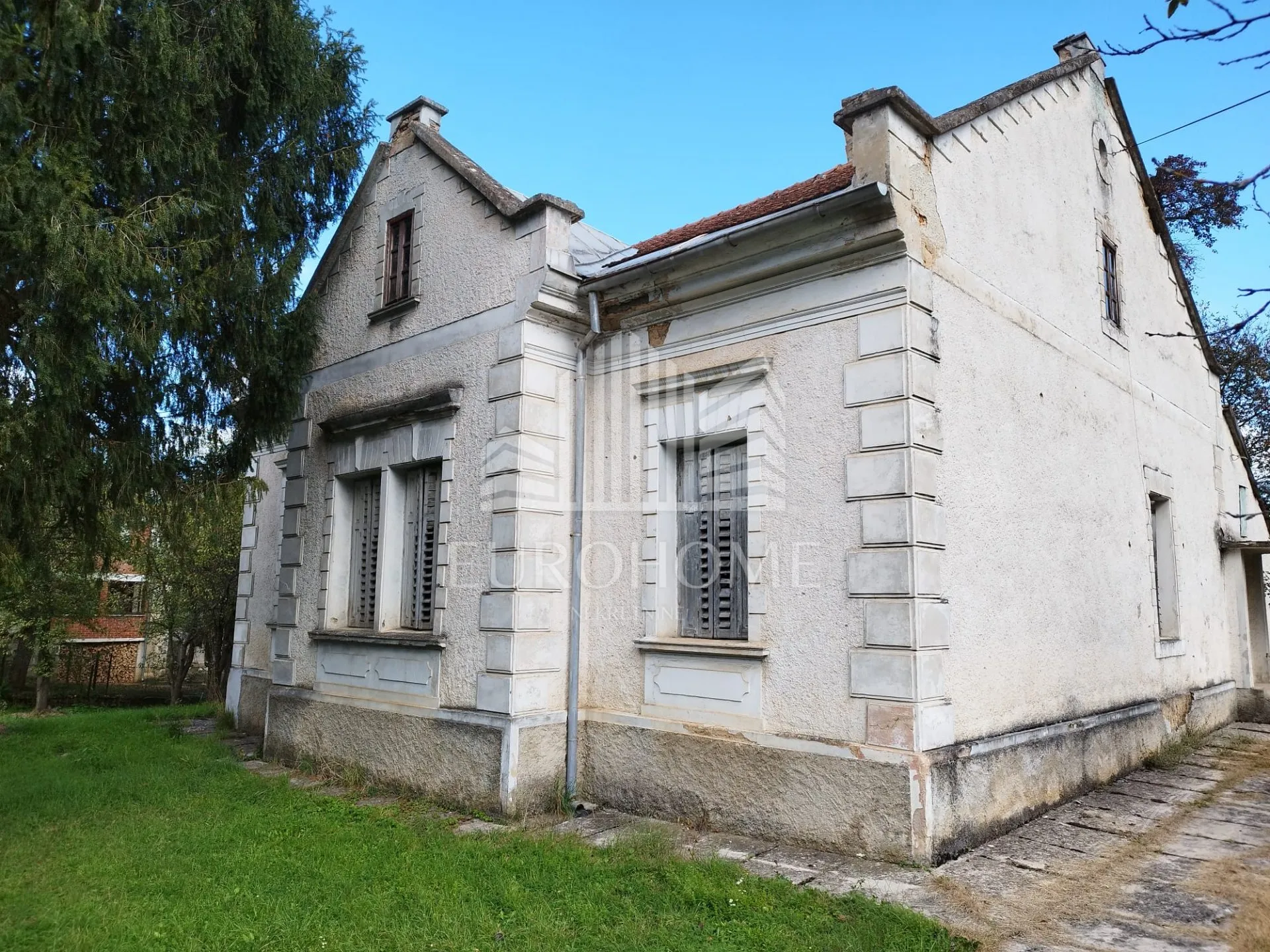 Vila za renoviranje– Investicijska prilika,uz sami centar Otočca! - cover