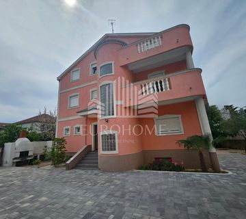 Zadar, Stanovi, samostojeća kuća 560m2 s 10 apartmana,1750€/m2 - cover