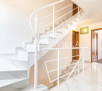 Vinogradska, prekrasan peterosoban dvoetažni stan 140 m2 - cover