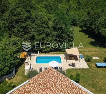 Labin, Kršan, prekrasna samostojeća kuća s bazenom na prostranom zemljištu od 4261 m²,mirna lokacija