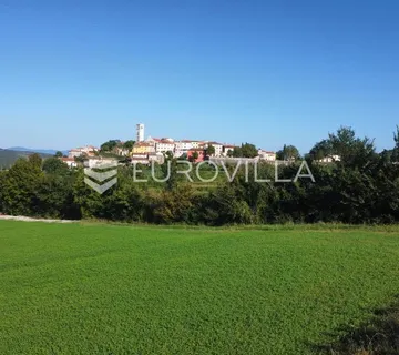 Istra, Oprtalj, Zemljište s dozvolom za luksuznu vilu i pogledom na Oprtalj