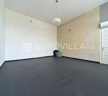 Osijek, Centar grada, iznajmljuje se poslovni prostor u secescijskoj zgradi, 96 m²