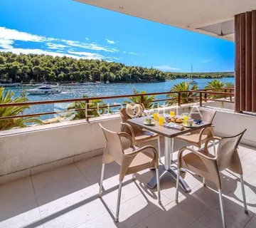 Brač, Milna, dvosoban apartman prvi red uz more, prizemlje - cover