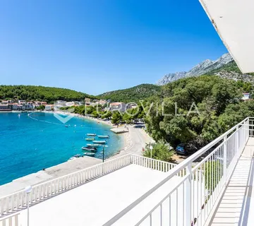 Drvenik, Makarska rivijera, više apartmanska kuća prvi red do mora - cover