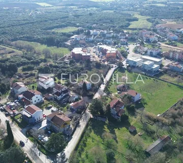 Pula, Valdebek: Prostrano zemljište 11527 m² za višestambenu izgradnju, izvrsna lokacija