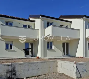 Rijeka, Škurinje, kuća u nizu, 100 m², odlična lokacija, četverosoban stan, visoki roh, bau