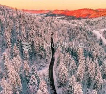 Sunger, kuća s tri stambene jedinice