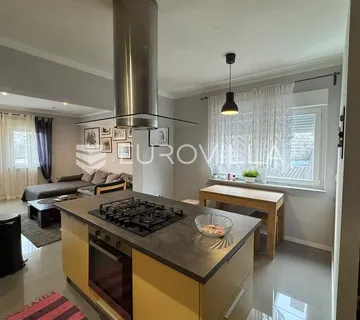 Đakovo, moderan trosoban stan s balkonom, 83 m²