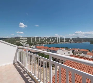 Rogoznica, apartmanska kuća sa sedam stambenih jedinica, pogledom na more i Rogoznicu