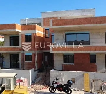 Vodice, prekrasan stan s krovnom terasom i bazenom, 143,49 m²