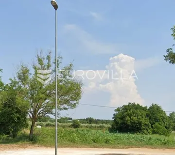 Savudrija, građevinsko zemjište 500 m od mora, prilika za investore