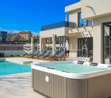 Istra, Rovinjsko selo, moderna kuća 210 m² s grijanim bazenom, saunom i jacuzzijem