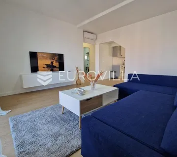 Makarska, prostran dvosoban stan u blizini rive i centra grada