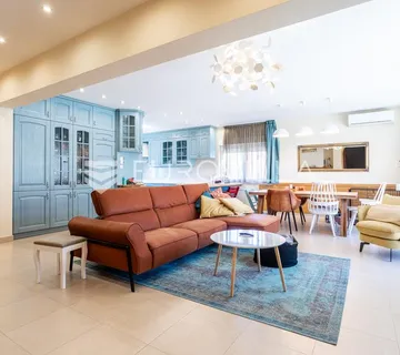 Vodice, lijepa i prostrana kuća površine 256,38 m² - cover
