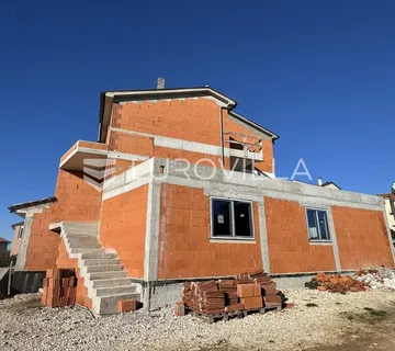Istra, Pula, renoviran stan s dvije spavaće sobe i parkingom, 88 m²