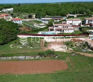 Istra, Ladići, ekskluzivno zemljište s građevinskom dozvolom za obiteljsku vilu s bazenom - Mrgani, Kanfanar