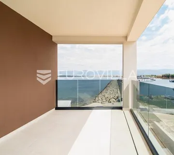 Zadar, Privlaka, luksuzni dvosoban stan 1. red do mora, 92,80 m²