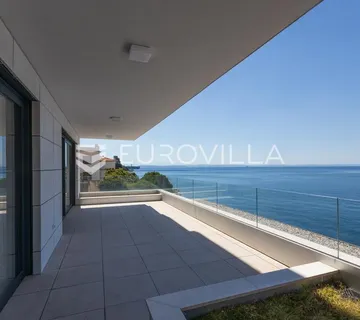 Rijeka, Pećine, NOVOGRADNJA, luksuzan četverosoban stan 120,86 m² prvi red do mora