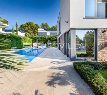 Istra, Fažana, eksluzivna vila s pogledom na more, 150 m od plaže