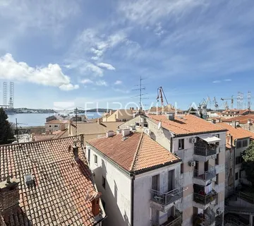 Pula, strogi Centar, prekrasni dizajnerski stan s galerijom i pogledom na more, 87,41 m² - Medulin