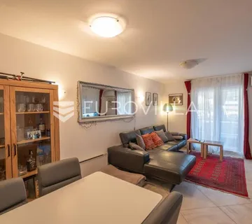 Istra, Medulin, namješten stan sa vrtom i zajedničkim bazenom, 200 m od mora