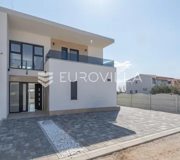 Zadar, Privlaka, Ekskluzivna višetažna vila u Privlaci s bazenom