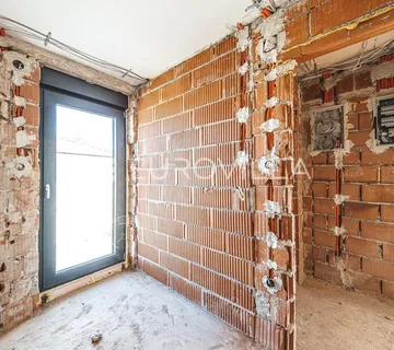 Zagreb, Gornji Bukovac, rohbau zgrada s dva stana 400 m² s 434 m² okućnice, građevinska dozvola