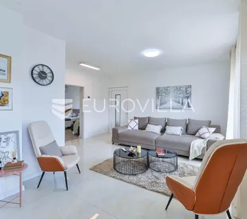 Zadar, Borik, kuća u nizu s 5 stambenih jedinica