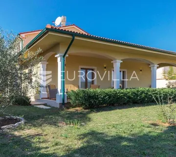 Vodnjan, Villa na mirnoj lokaciji s bazenom i vrtom