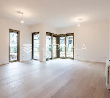 Split, moderan dvosoban stan, u centru grada s velikim vrtom
