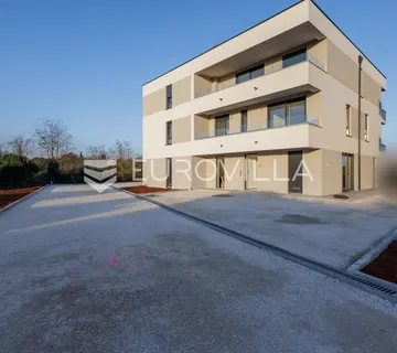 Pula, Valdebek - Trosoban stan s vrtom u prizemlju