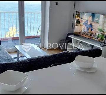 Senj, jednosoban stan 40 m² s pogledom na more, udaljen od plaže 80 m