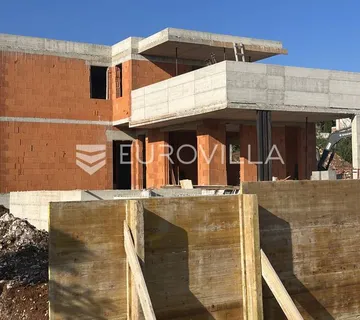 Ližnjan, prekrasna dvojna kuća NKP 128 m2 na velikoj uređenoj okućnici